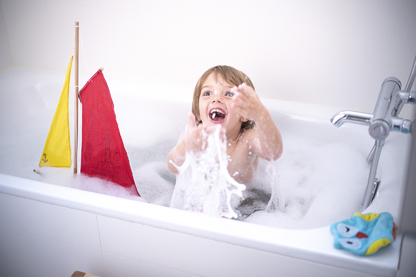Photo illustrant une enfant qui prend un bain